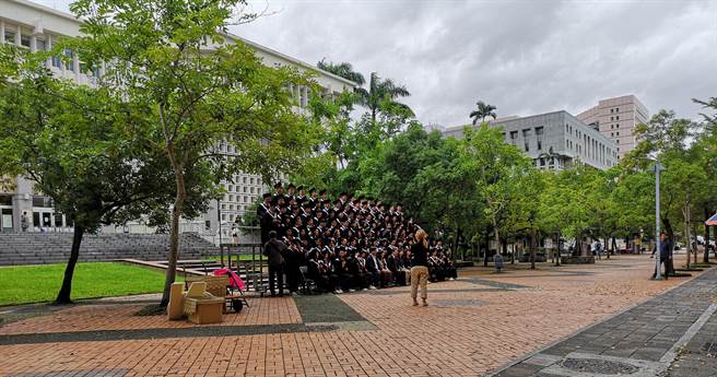 毕业陆生戏称，台湾就像是「前任」，半是蜜糖半是伤。图为在拍毕业照的同学们。（作者提供）