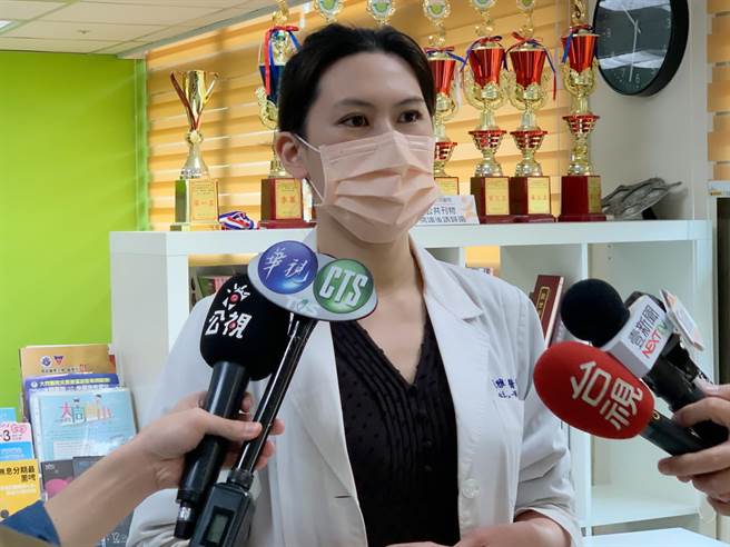 高市立大同醫院整形外科主治醫師賴雅薇建議打耳洞，必須在無菌操作下進行，防止細菌等感染。（柯宗緯攝）