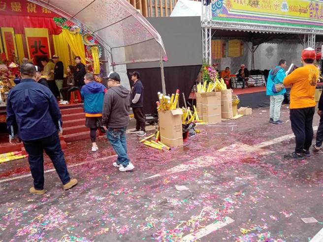青山宫遶境鞭炮炸不停，地上满是燃放鞭炮后的碎屑。（示意图／资料照）