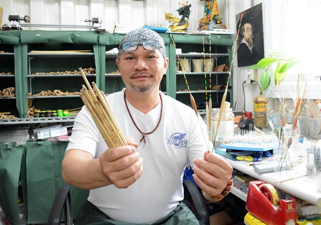 刘庆鸿利用屏东甜根子制作顶级浮标，誓言效法职人精神，一生做好一件事。（林和生摄）