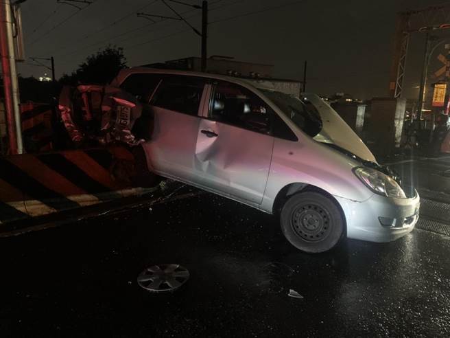 自小客车与台铁区间列车发生擦撞，车体严重毁损。（宜兰县政府消防局提供／胡健森宜兰传真）
