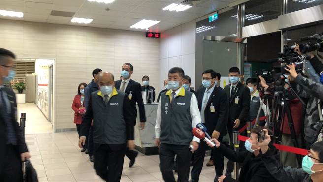 行政院苏贞昌今天晚间6点多一结束在立法院的施政质询之后，立刻马不停蹄，临时视察中央流行疫情指挥中心，各大部会首长几乎都列席。(郑郁蓁摄)