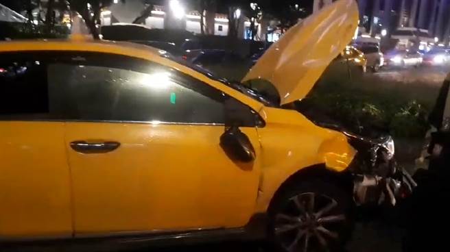 台北車站計程車突爆衝 多輛機車遭撞飛(圖截自影片)
