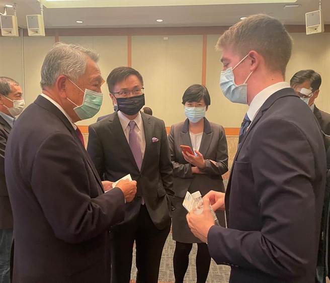 驻华代表与国光生技董事长詹启贤(左一)、贸协董事长黄志芳(左二)洽谈疫苗合作。图／贸协提供