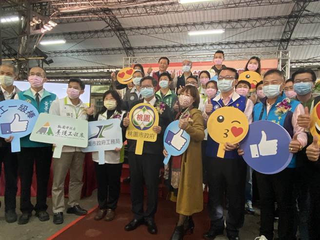 桃园果菜市场屋顶老旧漏水，桃园市政府将石绵屋顶全面更换为铝锌合版，并将灯光换成LED灯，实测中午时温度从45度降到34度，8日正式启用。（蔡依珍摄）