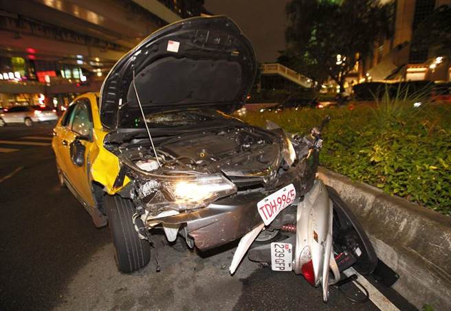 台北市承德路与市民大道路口8日晚间发生车祸，1辆沈姓男子驾驶计程车不明原因衝撞多辆机车，警消获报后即刻派遣救护车到达现场，将9名伤者送医急救，警方针对沈男进行酒测，结果酒测值为零，他向警方供称煞车煞不住才会酿祸，详细事发原因待后续调查厘清。（张铠乙摄）