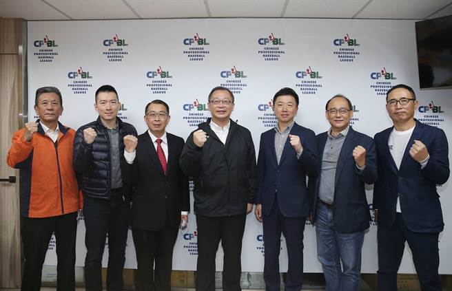 中职今举行领队会议，味全龙代理领队任中杰（左1）拒绝明年选秀顺位抽籤。（中职提供／廖德修台北传真）