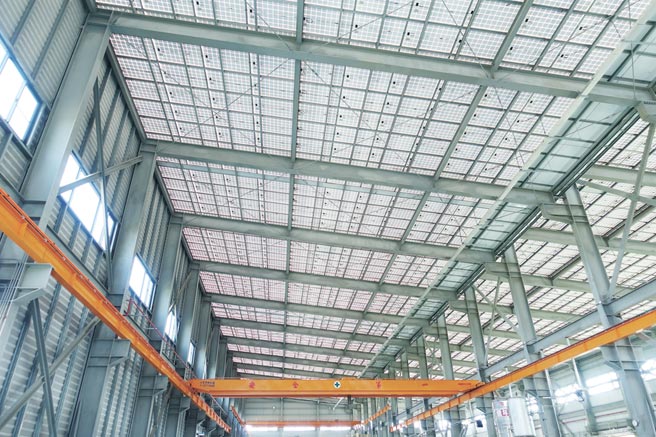 冠旭廠房使用自家開發的免屋頂浪板太陽能防水支架，廠內光線充足明亮。圖／黃俊榮