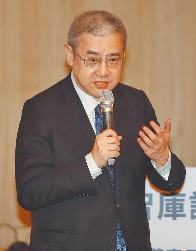 蓝涛亚洲总裁黄齐元以「中美大战及AI浪潮下，台湾企业的转型」为主题发表演讲。（季志翔摄）