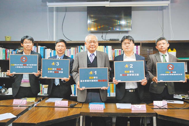 招联会及教育部昨公布111学年起大学个人申请入学书面资料审查採「三重二不」原则。（招联会提供／林志成台北传真摄）