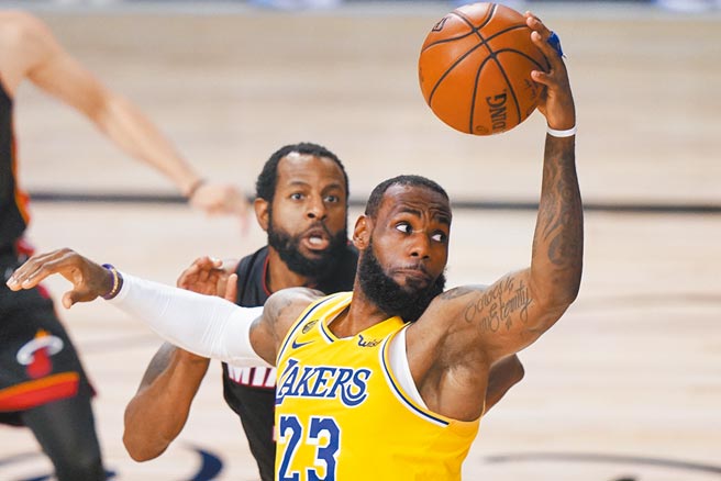 詹姆斯（前）第3次获选《SI》年度体育人物奖，创史上得奖最多次纪录。（美联社资料照片）