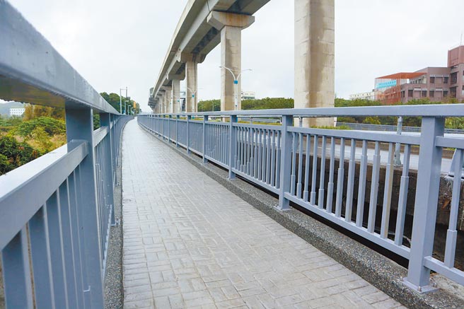淡水轻轨第一期日前通车，新北市府新设7座人行桥串联动线。（戴上容摄）
