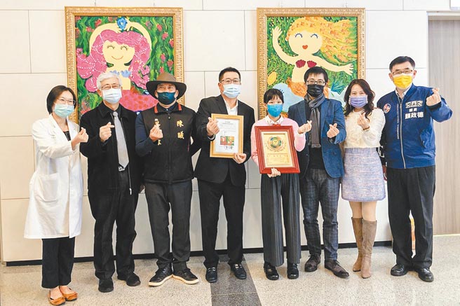 中医大新竹附设医院艺廊开幕，院长陈自谅（中）颁感谢状给赠画的小艺术家陈曦（右四）。（罗浚滨摄）