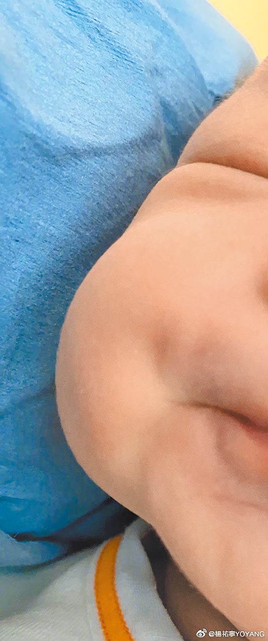 楊祐寧在微博放上剛出生女兒半邊臉Q萌照片。（摘自微博）
