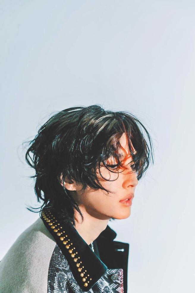 炎亚纶撕掉偶像歌手标籤推出新单曲。（索尼提供）