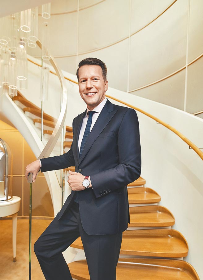 梵克雅宝亚太区总裁Nicolas Luchsinger亲自上线详述每件骨董珠宝的典故。（Van Cleef & Arpels提供）