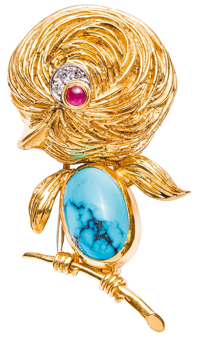 梵克雅宝Heritage典藏系列1961年的Oisillon胸针，红宝石、绿松石、钻石，67万5000元。（Van Cleef & Arpels提供）
