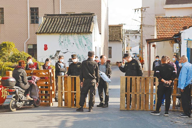 陆学者研究发现新冠肺炎感染机率由接触方式决定，图为11月9日，上海浦东新区营前村的路口封闭，防范接触感染。（中新社）