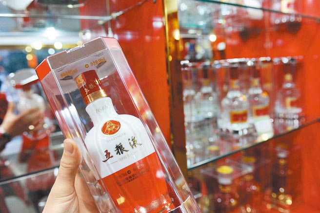 重慶一家高檔酒類經銷店販售的五糧液。（新華社資料照片）禁止酒駕‧飲酒過量有害健康