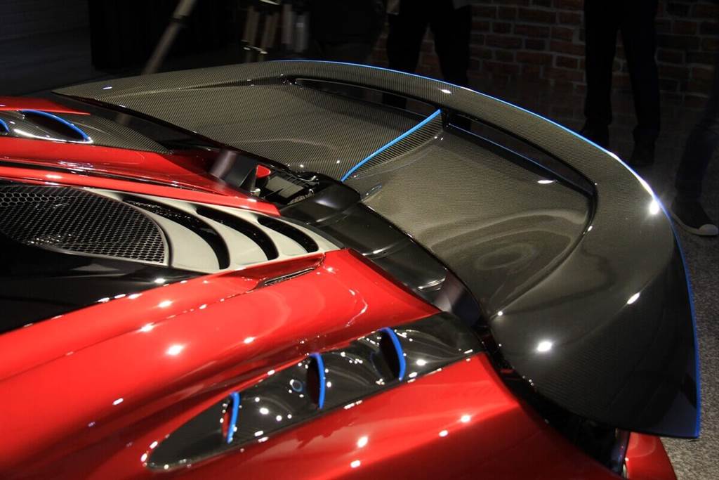 車尾部位亮點主要為專屬開發的加長/加寬版尾翼，其維持了原廠可自動升降、改變角度的功能，並且尾部還有另外的開孔設計，藉由不同角度擁有類似雙層尾翼的效果，讓車尾的下壓力與導流性能更佳，並且有類似McLaren原廠的Longtail長尾車系的霸氣視覺感，而這片尾翼也可以選擇裸碳纖維表面處理，後保桿除了更為寬闊，保桿兩側也有特殊的導流孔與翼板設計。