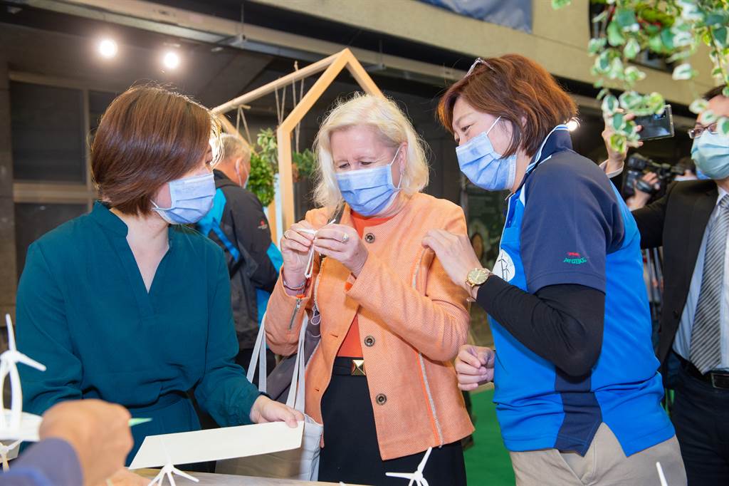 「達德能源環境教育中心」正式揭牌，志工態度親切，為來賓逐一解說。（達德能源提供／廖德修台北傳真）