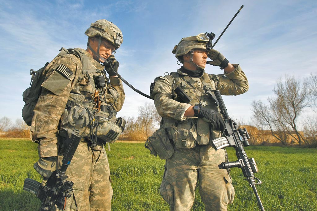美國政府7日宣布對台出售總額約2.8億美元的野戰資訊通信系統。圖為美國陸軍士兵在阿富汗南部巡邏時，使用無線電連繫。（美聯社）