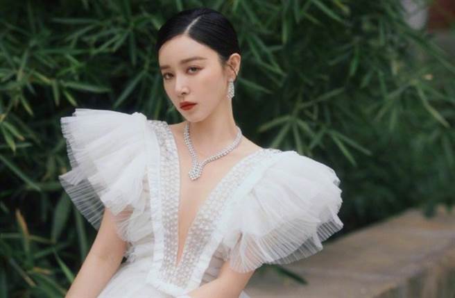 32岁大陆女星阚清子拥有姣好面孔及165cm好身材。（图／摘自微博@阚清子）