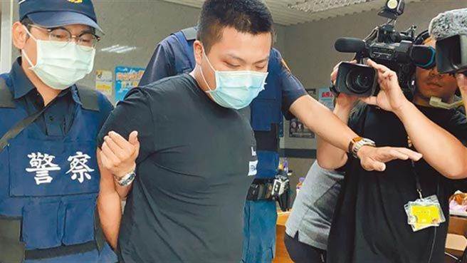 23歲男子劉丞浩（左二）對館長陳之漢連開3槍，遭警方移送至新北地檢署時，全程低頭不語。（戴上容攝）