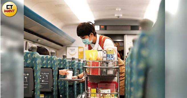 防疫期間高鐵車廂服務人員戴著口罩販售食物與飲品。（圖／林勝發攝）