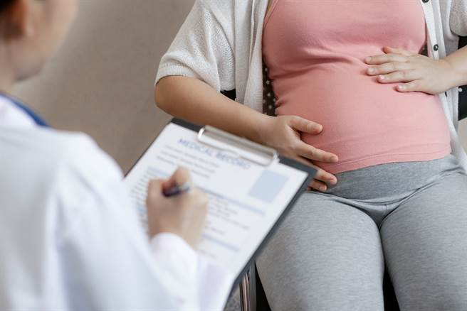 45歲高齡產婦懷孕時發現患淋巴癌，夫家要求保孩子，最後母子皆亡。（示意圖/達志影像/Shutterstock提供）