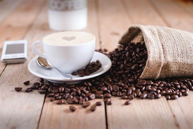 喝咖啡應適量，補充水分也很重要。(示意圖/Unsplash)