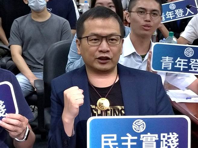 台北市議員羅智強今日在士林街頭製作「羅先生民調」，讓士林民眾狠狠打臉在地立委吳思瑤。(中時資料照)