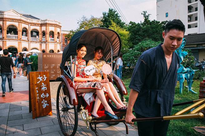 「好市邸家」每个周末都有很多民眾换上旗袍体验復古人力车。（好市邸家市集提供）