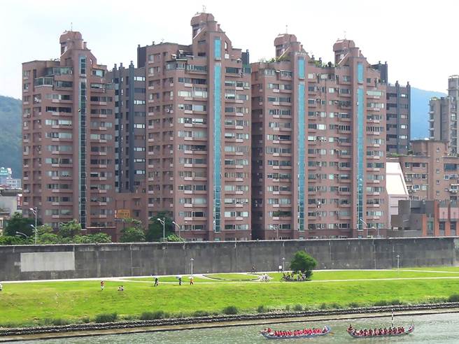 大直知名社区「圆山大观楼」今年获得优良公寓大厦评选第一名。(图/建管处提供)