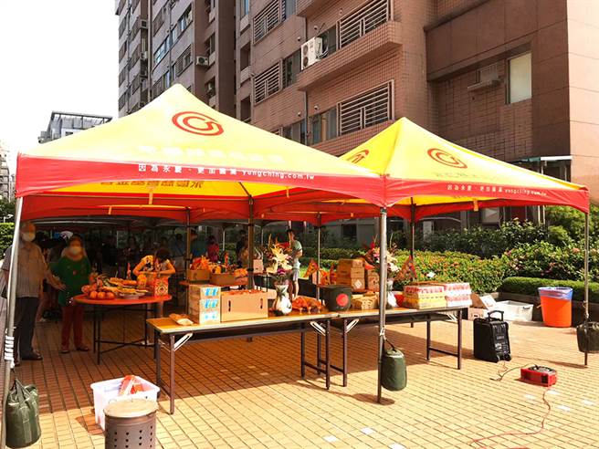 永庆房屋提供帐棚、人力及相关物资，协助社区活动圆满举行。(图/永庆房屋提供)