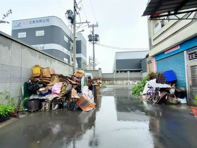 彰化员林580巷某弄，遭堆置大量回收物，几乎占据一半马路。(吴建辉摄)
