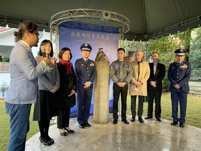 新竹市政府與空軍代表今天共同在東大飛行公園為以「展翅高飛」為名的藝術裝置揭幕，讓王同義的精神永遠留在新竹市民的心中。（陳育賢攝）