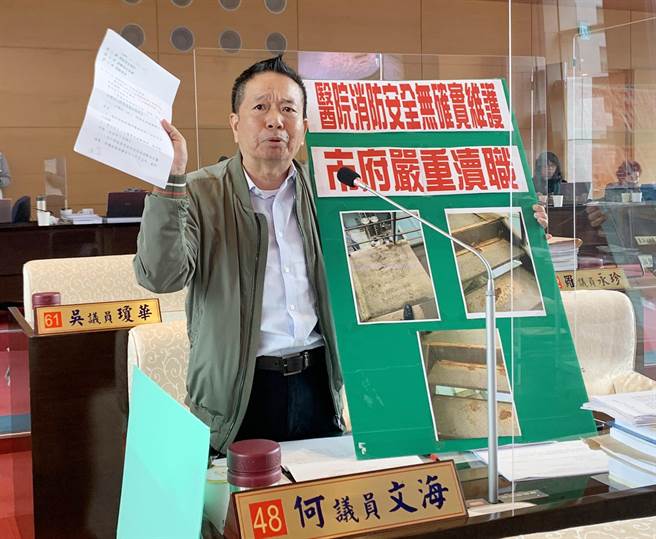 市议员何文海说，他接获民眾投诉，台中市仁爱医院台中院区，消防逃生梯已经生锈腐蚀非常严重。（陈世宗摄）