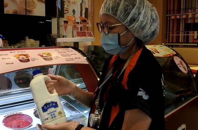 哈根達斯桃園經國店遭桃園市衛生局查獲過期2天的鮮奶。（姜霏翻攝）