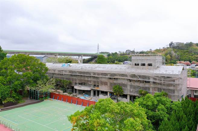 西湖国小北栋校舍拆除重建，苗栗县政府工务处指出，工程进度达75％，预计明年3月完工。（苗栗县政府提供／巫静婷苗栗传真）