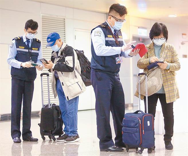 桃园机场入境管制区内，检疫人员正在协助旅客上网填写健康声明资料。（示意图，本报资料照）

