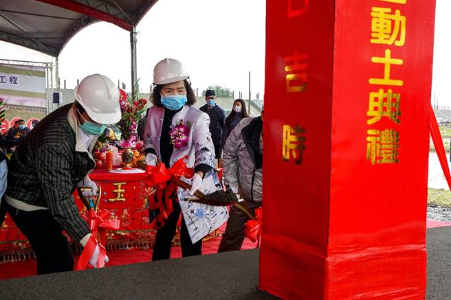 壮围抽水站及分洪道新建工程今天动土，县长林姿妙（左二）盼工程能如期如质完工，让壮围发展更健全。（李忠一摄）
