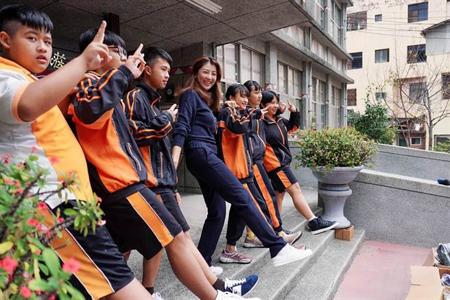 立委许淑华送爱到偏乡，9日为信义乡及仁爱乡三所国中全体学生募得每人1双运动鞋。（许淑华服务处提供／黄立杰南投传真）