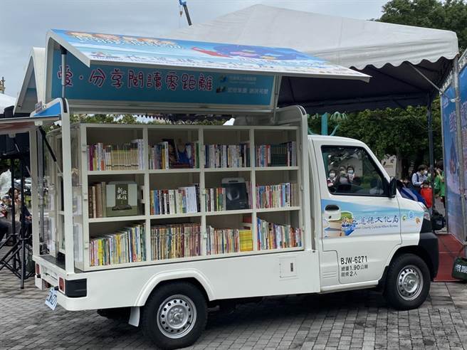 花蓮縣文化局受贈一台行動圖書車，未來將機動性駛進偏鄉，把閱讀資源送到孩童手上。（羅亦晽攝）