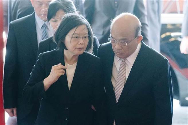 总统蔡英文（左）、行政院长苏贞昌。（本报资料照、并非2017年文中所指场景）