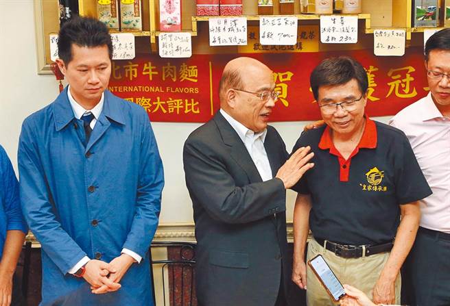 针对行政院发言人丁怡铭发言引发牛肉麵风波，行政院长苏贞昌（中）日前带着丁怡铭（左）前往皇家牛肉麵重庆店用餐，向老板陈世桢（右） 表达歉意。（图／本报系资料照）