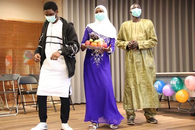 艾宝（右一）与妻子及友人一同跳塞内加尔的特色舞蹈，感谢院方治疗并协助募款。（辅大医院提供／李俊淇新北传真）