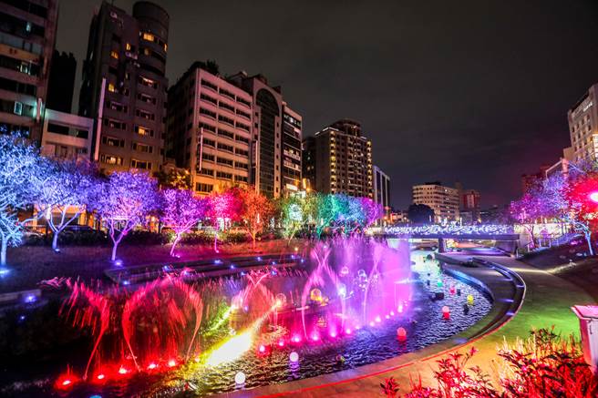 台中市首度在柳川推出耶誕水舞燈光秀「2020台中好YA誕」，試燈搶先曝光，光影音樂齊發絕美浪漫。（台中市府提供／陳淑芬台中傳真）