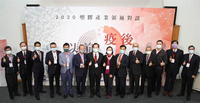 台灣防疫有成，塑膠產業挺身而出，提供口罩材料、醫用手套、防疫噴瓶、防護面罩等防疫關鍵產品。（盧金足攝）