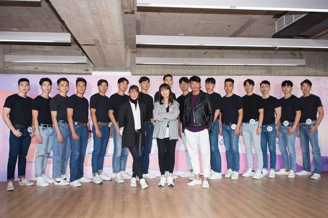伊林娛樂副董事長陳婉若（中）率領的評審團，與本屆璀璨之星入圍決賽的男模組參賽者合影。（伊林娛樂提供）